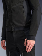 Alpinestars Troop-Air Pro Jas in Black Black, close-up van technische gepantserde luchtjas met gedetailleerde 2D tech mesh-constructie, ritszakken en elastische zoom met Alpinestars-branding, mouwen met geïntegreerde duimlussen, gecombineerd met bijpassende motoruitrusting.