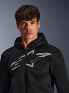 Alpinestars Chrome Superairflow Hoodie, sweat à capuche de moto noir, doté d'une construction en maille 3D avec un grand logo graphique blanc sur la poitrine, porté par un mannequin, vêtement de sport urbain au design ventilé moderne