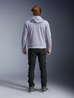Alpinestars Chrome V2 Sport Hoodie, gris chiné jaune fluo, vue de dos d'un équipement de moto urbain, sweat à capuche en polaire technique porté avec un pantalon noir, doté d'accents jaune fluo sur les manches.