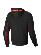Alpinestars Sweat À Capuche Chrome Air Sport, sweat à capuche de moto pour homme, vue de dos montrant une construction en polaire technique noire, des panneaux latéraux et sous les manches en mesh rouge fluo, et un grand logo Alpinestars sur la capuche, certifié CE classe A