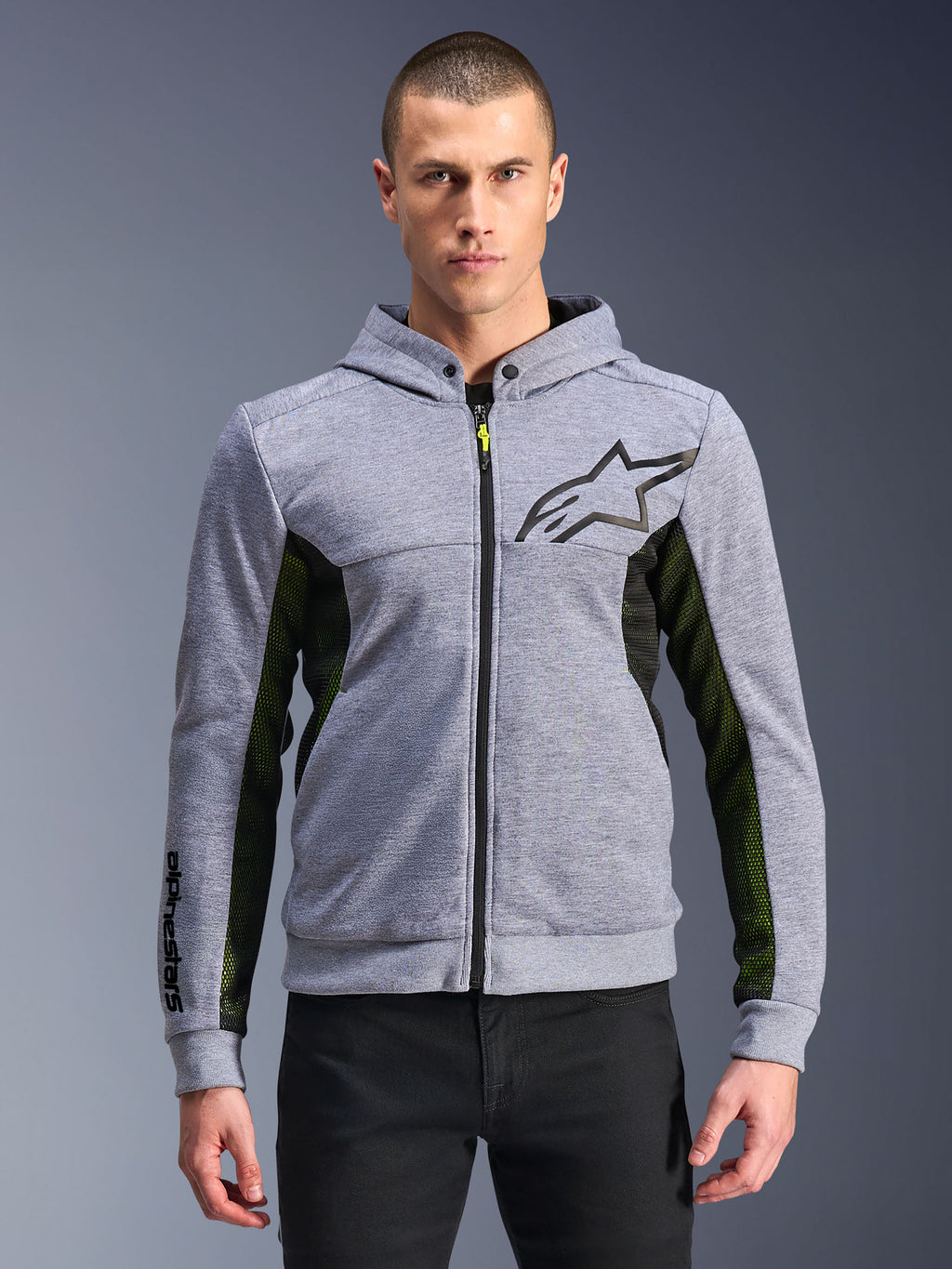 Alpinestars Chrome Air Sport Hoodie, Grau meliert und Schwarz, urbaner Riding-Hoodie mit durchgehendem Reißverschluss, schwarzes Stern-Logo, markante schwarz-gelbe Mesh-Seiteneinsätze, Motorsport-inspirierte lässige Streetwear