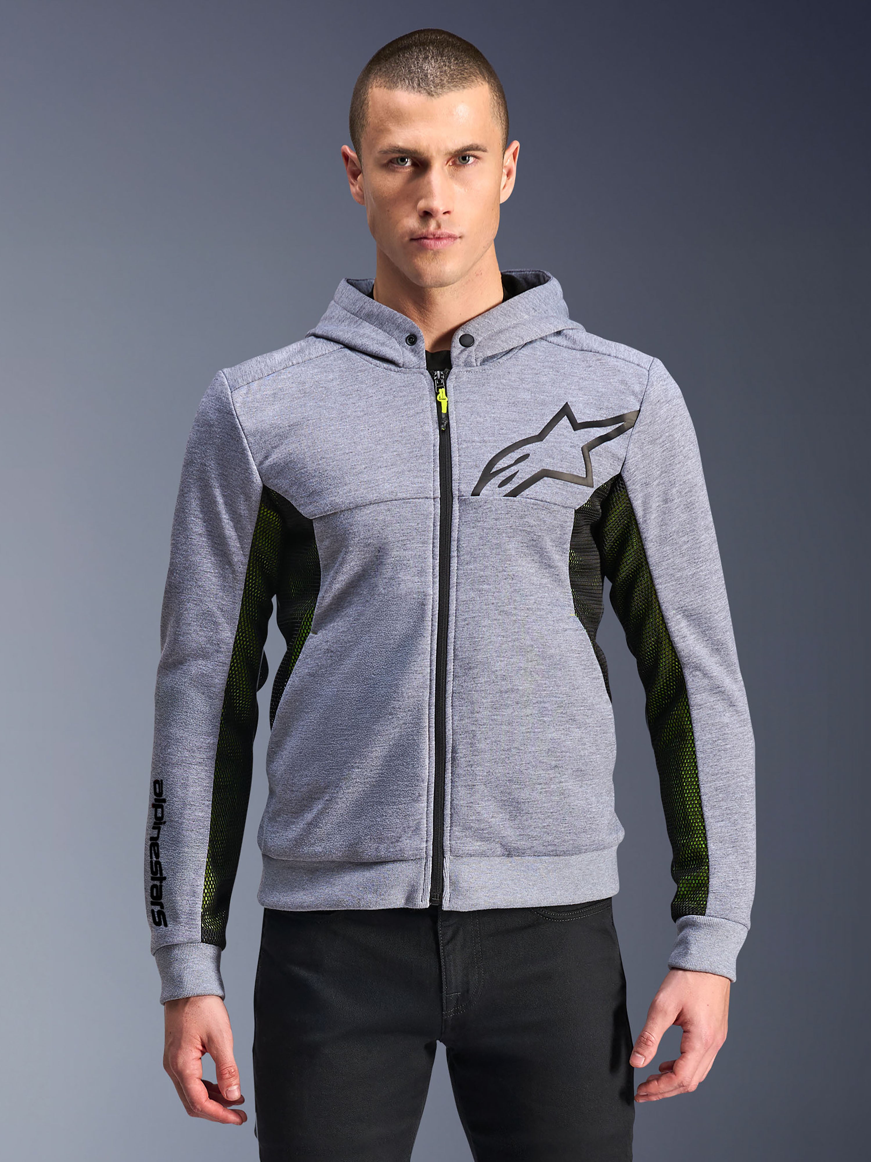 Alpinestars Chrome Air Sport Hoodie, Grau meliert und Schwarz, urbaner Riding-Hoodie mit durchgehendem Reißverschluss, schwarzes Stern-Logo, markante schwarz-gelbe Mesh-Seiteneinsätze, Motorsport-inspirierte lässige Streetwear