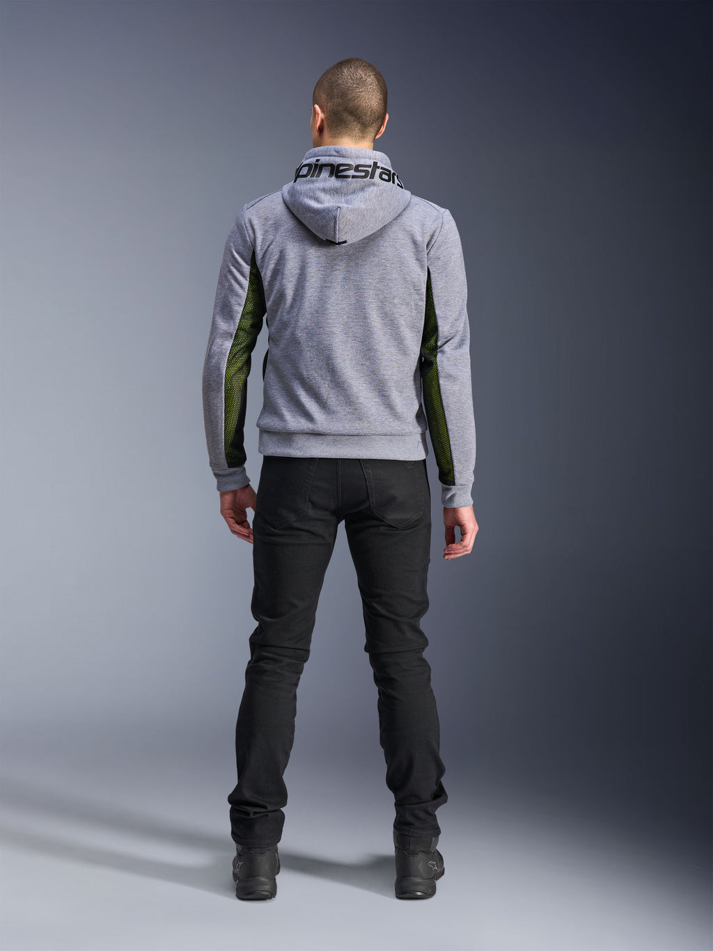 Alpinestars Chrome Air Sport Hoodie, Grau Meliert Schwarz, Rückansicht des Motorrad-Hoodies mit grünen High-Flow-Mesh-Einsätzen an den Seiten und Ärmeln, Tech-Fleece-Konstruktion mit Alpinestars-Branding auf der Kapuze, kombiniert mit schwarzer Hose