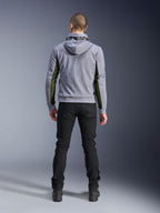 Alpinestars Chrome Air Sport Hoodie, Grau Meliert Schwarz, Rückansicht des Motorrad-Hoodies mit grünen High-Flow-Mesh-Einsätzen an den Seiten und Ärmeln, Tech-Fleece-Konstruktion mit Alpinestars-Branding auf der Kapuze, kombiniert mit schwarzer Hose