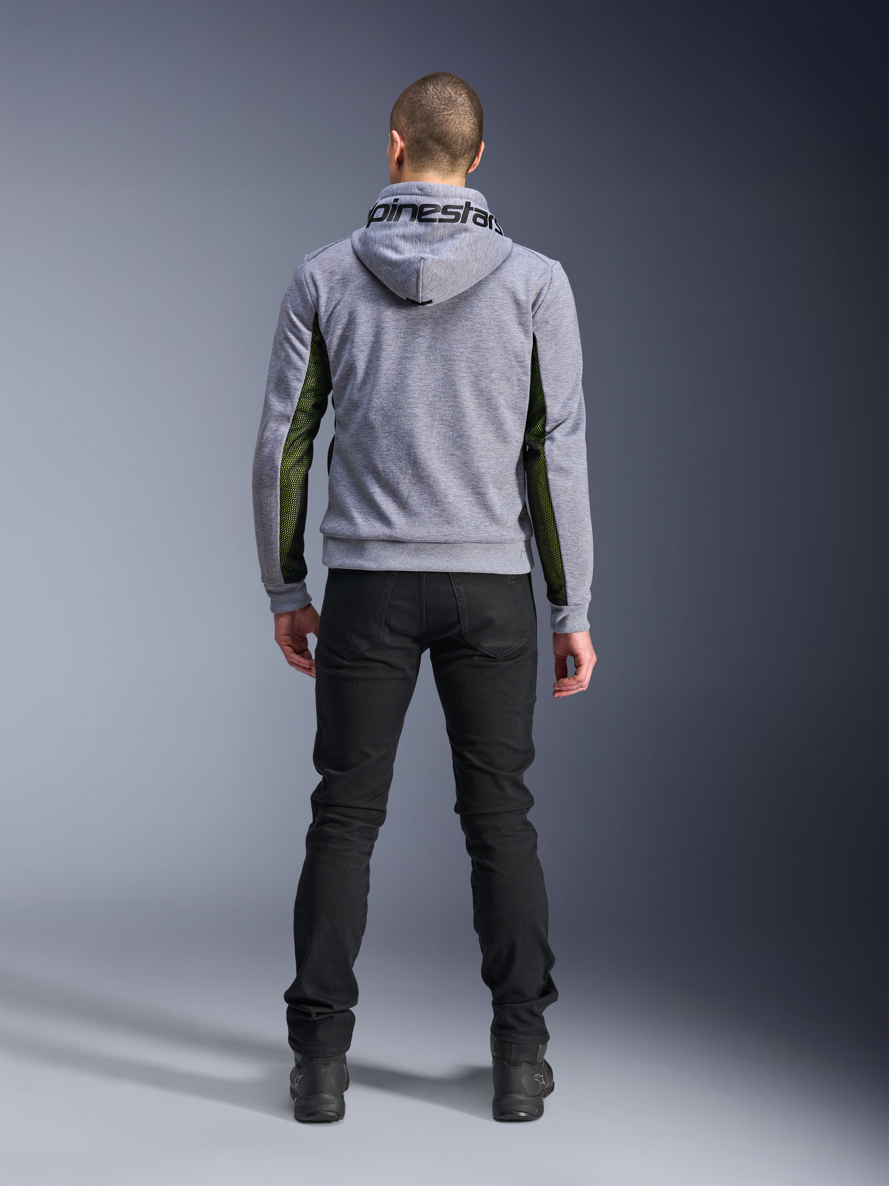 Alpinestars Chrome Air Sport Hoodie, Grau Meliert Schwarz, Rückansicht des Motorrad-Hoodies mit grünen High-Flow-Mesh-Einsätzen an den Seiten und Ärmeln, Tech-Fleece-Konstruktion mit Alpinestars-Branding auf der Kapuze, kombiniert mit schwarzer Hose