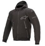 Alpinestars Sektor Tech V2 Hoodie, zwart met grijze accenten, motorjas met capuchon, volledige ritssluiting aan de voorzijde, twee ritszakken, grijs Alpinestars-logo op de borst en schouder, Urban Contemporary design met reflecterende details