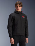 MM93 Radium Tech Hoodie, schwarze urbane Motorrad-Kapuzenjacke mit Reißverschluss, rote 93 und weißes Alpinestars-Logo auf der Brust, von einem Model mit schwarzer Hose getragen, abnehmbare Kapuze mit roten Kordelzügen und Branding am Ärmel, lässiges vom Motorsport inspiriertes Design