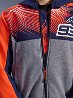 Alpinestars MM93 Chrome V2 Sport Hoodie, gros plan de la poitrine et du col, polaire technique bleu marine et gris chiné avec graphismes rouge fluo, avec le logo 93 blanc et le marquage Alpinestars Protects sur le rabat intérieur de la fermeture éclair, vêtement de moto Tech-Air Ready.