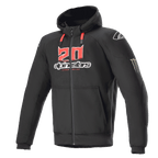 Alpinestars FQ20 Chrome Ignition Monster Hoodie, schwarzer Motorrad-Hoodie mit Reißverschluss, rotes und weißes „20“-Logo auf der Brust, Alpinestars Schriftzug, rote Kordelzüge, weißes Logo auf der Schulter, Monster Energy Kralle auf dem Ärmel, schützende Urban Riding Ausrüstung