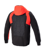 Alpinestars MO.ST.EQ Hybrid Kapuzenjacke, Rückansicht, Schwarz und Flame Red, mit leuchtend roter Kapuze und gerippten Schulterakzenten, nahtlosem gepolstertem Rückenpaneel mit tonalem Branding, urbaner schützender Motorrad-Hoodie