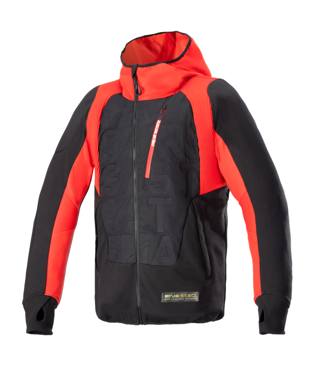Alpinestars MO.ST.EQ Hybrid Kapuzenjacke, technischer Motorrad-Hoodie, Schwarz und Flammrot, schräger Front-Reißverschluss, rote Brusttasche, geprägtes Muster auf dem Torso, Daumenschlaufen, Kombination aus urbaner Streetwear und schützender Fahrausrüstung