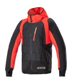 Alpinestars MO.ST.EQ Hybrid Hooded Jacket, sweat à capuche technique pour moto, noir et rouge vif, avec fermeture éclair frontale inclinée, poche de poitrine rouge, motif gaufré sur le torse et passants pour les pouces, alliant style urbain et protection pour la moto