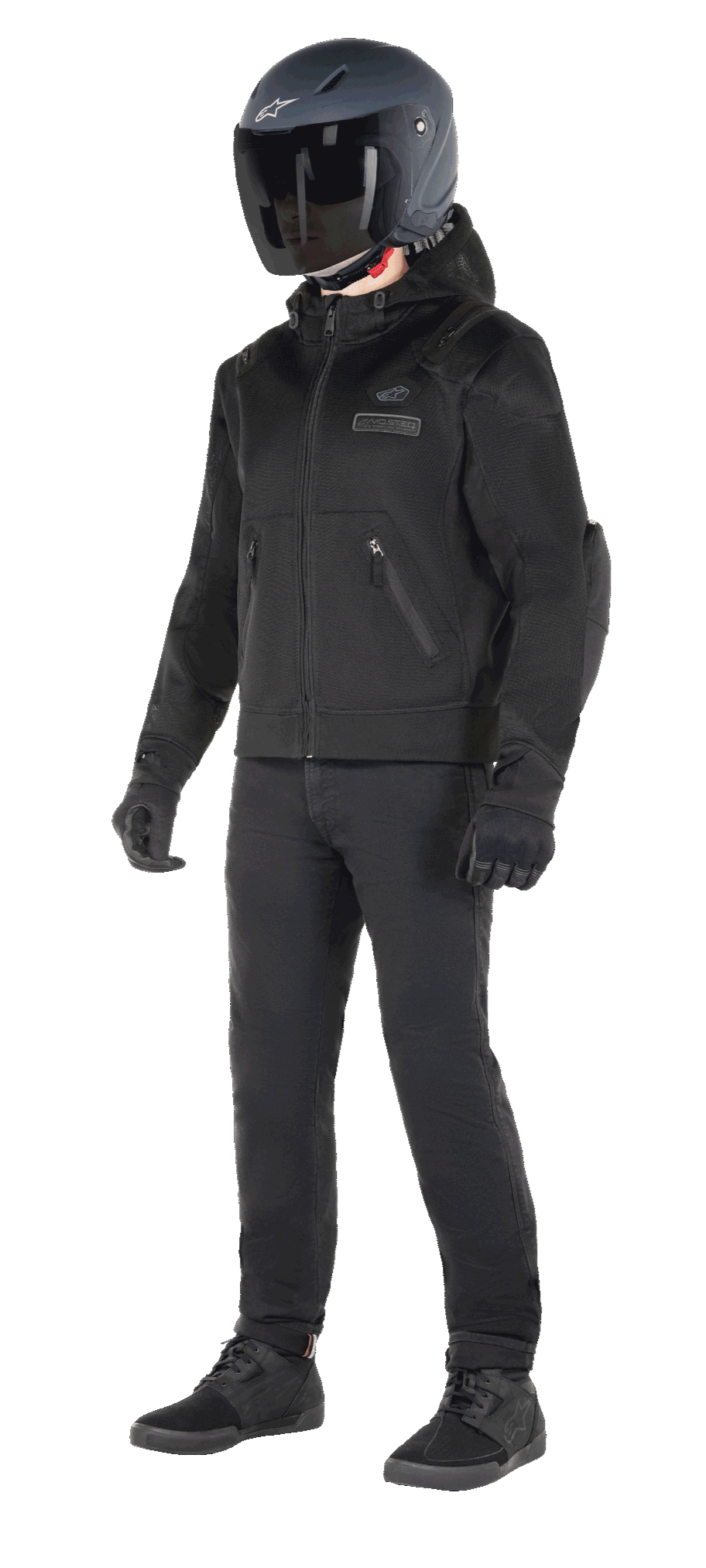 Alpinestars Moflow Air Tech Hoodie, sweat à capuche de moto urbain, noir, porté par un pilote avec un casque noir mat, des gants noirs et un pantalon de moto, doté d'une construction intégrale en maille pour une ventilation optimale, de poches zippées et de logos discrets sur la poitrine, design décontracté pour la conduite urbaine par temps chaud.