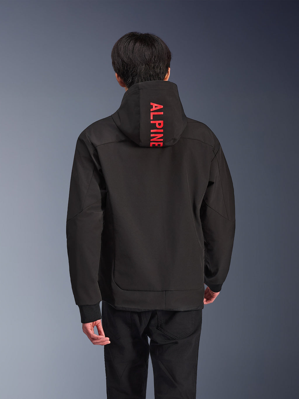 Alpinestars Radium Tech Hoodie, urbane Motorradjacke, Schwarz mit leuchtend rotem Branding, Rückansicht mit vertikalem „ALPINE“-Schriftzug auf der Kapuze, 3-lagiges technisches Shell mit Rippbündchen, modernes athletisches Design