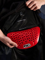 Alpinestars Radium Tech Hoodie Innendetail, roter Nucleon Plasma Rückenprotektor wird in die Tasche eingesetzt, schwarzes Mesh-Futter mit 'READY FOR | Back Protector' Text, wellenförmiges Waben-Design, technische Schutzmerkmale einer urbanen Motorradjacke