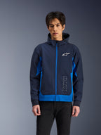 Alpinestars Radium Tech Hoodie, urbane Motorradjacke, Night Navy und Royal Blue, mit Front-Reißverschluss, weißem Brustlogo und vertikalem Branding, technische Shell-Konstruktion mit athletischer Passform