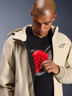 Alpinestars Radium Tech Hoodie in Mastic Aluminum, Urbane Motorradjacke, Modell zeigt interne Protektorentasche mit rotem Nucleon Brustprotektor, winddichtes Tech-Shell mit lässigem Hoodie-Design und Alpinestars-Branding.