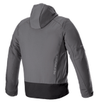 Sweat à capuche imperméable Alpinestars Neo, veste de moto urbaine technique, gris goudron et noir, vue arrière avec marquage Alpinestars vertical, capuche amovible, construction en softshell imperméable avec un empiècement noir à la base.