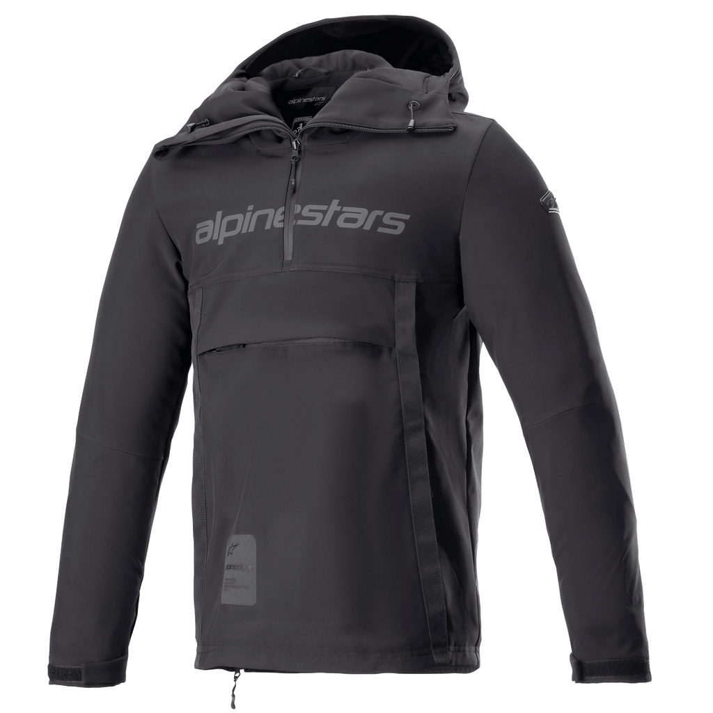 Alpinestars Sherpa Hoodie, veste anorak de moto Noir Reflex, demi-zip avec logo sur la poitrine, grande poche frontale zippée, tissu softshell technique, design urbain sportif
