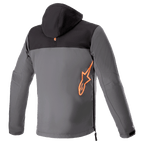 Alpinestars Sherpa Hoodie, achteraanzicht, technische motorjas in zwart en grijs, groot fluorescerend oranje Alpinestars-logo op de onderrug, zijrits, softshell urban motorkleding
