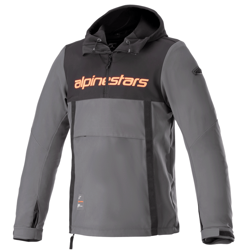 Alpinestars Sherpa Hoodie, technische urban motorjas, grijs met zwart borstpaneel en oranje logo, anorak-stijl met kangoeroezak aan de voorzijde en verstelbare manchetten, winddicht softshell-ontwerp