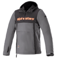 Alpinestars Sherpa Hoodie, technische urban motorjas, grijs met zwart borstpaneel en oranje logo, anorak-stijl met kangoeroezak aan de voorzijde en verstelbare manchetten, winddicht softshell-ontwerp