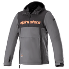 Alpinestars Sherpa Hoodie, technische urban motorjas, grijs met zwart borstpaneel en oranje logo, anorak-stijl met kangoeroezak aan de voorzijde en verstelbare manchetten, winddicht softshell-ontwerp