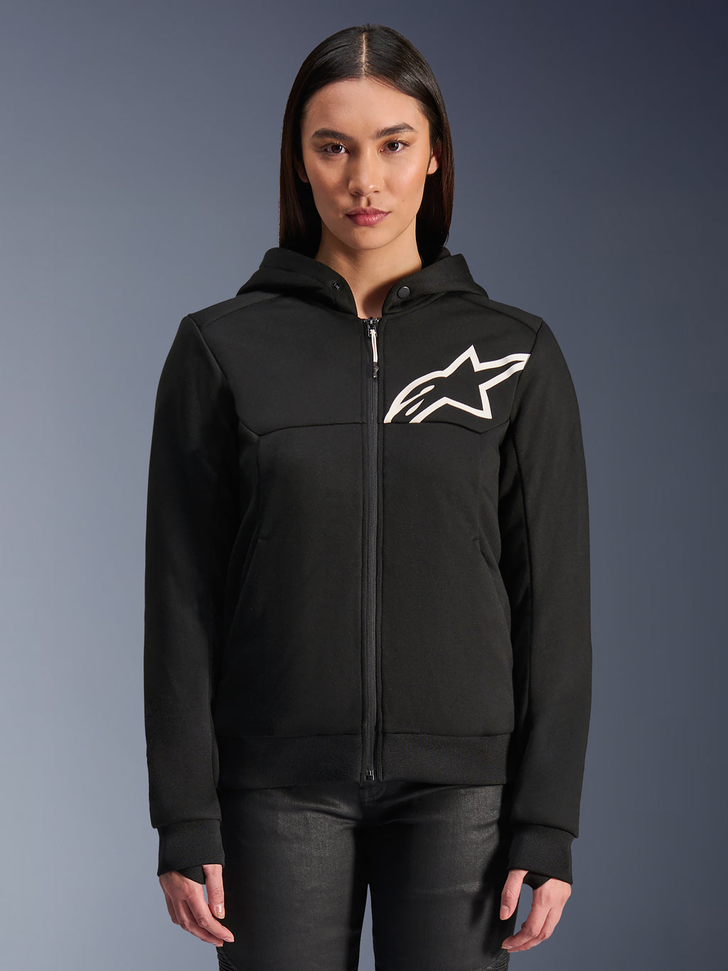 Alpinestars Stella Chrome V2 Sport Hoodie pour femme, sweat à capuche de moto zippé noir, logo étoile blanc sur la poitrine, construction en polaire technique, capuche avec bouton-pression au col, équipement urbain performant et décontracté