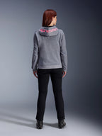 Alpinestars Stella Chrome V2 Sport Hoodie, motorhoodie voor dames, Gray Heather en Pink Fluo, achteraanzicht met roze Alpinestars-logo op de capuchon, gedragen met een zwarte motorbroek en laarzen, casual motorkleding voor dames