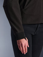 Alpinestars Stella Radium Tech Hoodie, zwart, detailopname van de geribde stretchmanchet en duimlus, 3-laags winddichte textiele buitenlaag, stedelijke motorkleding voor dames
