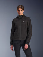 Alpinestars Stella Radium Tech Hoodie, dames motorjas met capuchon, zwart, ontwerp met ritssluiting, rond logo op de borst en capuchon, technische urban motorkleding, gedragen door model