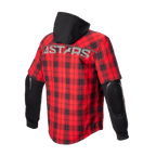 Alpinestars MO.ST.EQ Tartan Shirt, veste-chemise de moto, rouge flamme et noir, vue de dos montrant le motif à carreaux rouges, capuche noire, manches longues noires avec protections de coudes en nid d'abeille apparentes et marquage ASTARS sur les épaules