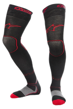 Alpinestars MX Long Tech Thick Socks, chaussettes de motocross, noir et rouge, longueur mi-cuisse avec logo rouge, détails gris et rouges sur la semelle, tissu technique conçu pour le tout-terrain et les bottes de motocross