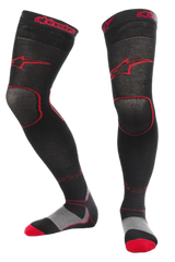 Alpinestars MX Long Tech Dicke Socken, Motocross-Fahrsocken, Schwarz und Rot, Oberschenkellänge mit rotem Branding, graue und rote Sohlendetails, technisches Gewebe für Offroad-Rennsport und Dirt-Bike-Stiefel