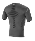 Haut de couche de base Alpinestars Roost, couche de base de motocross, noir anthracite, vue de dos présentant une construction tricotée respirante, une zone de ventilation centrale texturée, des manches courtes et le logo étoile Alpinestars sur le col et la manche
