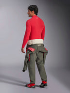 Alpinestars ZX Evo V3 Langarm-Top, rote Auto-Base-Layer, Rückansicht an männlichem Model mit olivgrüner Rennanzugshose an der Taille und roten Rennschuhen, flammhemmende Funktionsunterwäsche für den Motorsport