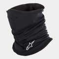 Alpinestars Tech Neck Warmer, noir, cache-cou de moto avec doublure en polaire, logo Alpinestars blanc brodé, petits trous d'aération pour la respirabilité, et construction élastiquée pour la protection contre le vent