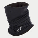Alpinestars Tech Neck Warmer, noir, cache-cou de moto avec doublure en polaire, logo Alpinestars blanc brodé, petits trous d'aération pour la respirabilité, et construction élastiquée pour la protection contre le vent