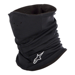 Alpinestars Tech Neckwarmer in het zwart, motornekwarmer met wit geborduurd logo, voorzien van geperforeerde luchtgaten en een dubbel gelaagde fleecevoering voor thermische bescherming en windkoudebestendigheid.