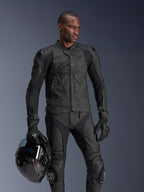 Alpinestars Dusk Airflow Leren Jas, zwart, gedragen door een mannelijke rijder met bijpassende leren broek en handschoenen, houdt een zwarte helm vast, voorzien van geperforeerde leren panelen en geïntegreerde bescherming voor sportief motorrijden