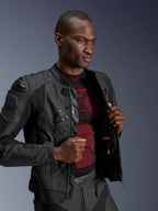 Alpinestars Dusk Airflow Leren Jas, Black Black, gedragen door een mannelijk model over een rood-zwarte basislaag, voorzien van geperforeerde leren panelen, externe DFS schoudersliders en een sportieve pasvorm.