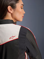 Alpinestars Stella T-Dyno WR jas in Black Ecru Bright Red, close-up van de schouder en rug, met ecru panelen, rode biezen en een rood Alpinestars sterlogo, textiele motorkleding voor dames