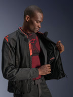 Veste Alpinestars Viper Air V4, Noir et Rouge Fluo, veste de moto avec panneaux en maille technique, mannequin homme présentant le compartiment intérieur étanche et la doublure, avec détails rouge fluo et marquage Tech-Air Ready