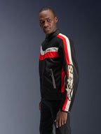Mannequin homme portant la veste Alpinestars T-Dyno Air en Noir, Rouge Éclatant et Écru, veste de moto en textile d'inspiration vintage avec panneaux en maille 3D, rayures rouges et blanc cassé audacieuses, et logo Alpinestars distinctif sur la manche.