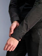 Alpinestars Stella C-1 Air Jacke, Schwarz, Nahaufnahme des Ärmelbündchens mit dezentem Heat-Transfer-Logo, leichte Textil- und Mesh-Konstruktion, urbane Motorradbekleidung für Damen