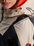 Alpinestars Molly Air jas, motorjas voor dames, Black Almond, detailopname van de schouder met de rits van het Nucleon Flex-compartiment, ripstop-stof en oranje mesh-voering in de capuchon