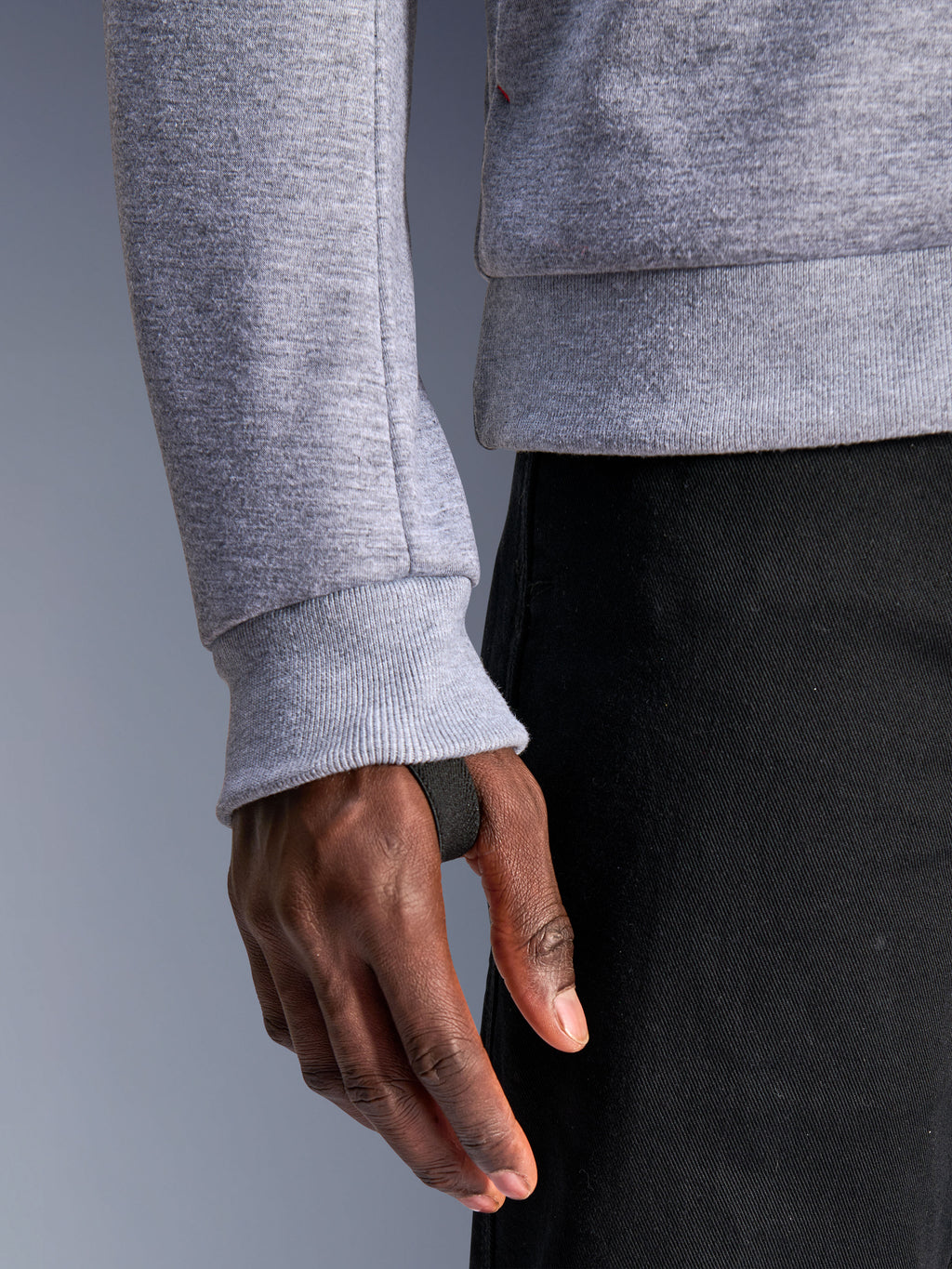 Alpinestars Chrome V2 Sport Hoodie, Grau Meliert, Nahaufnahme des gerippten Ärmelbündchens mit integrierter schwarzer Daumenschlaufe für sicheren Sitz, Tech-Fleece-Material, urbane Motorradausrüstung