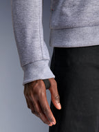 Alpinestars Chrome V2 Sport Hoodie, Grau Meliert, Nahaufnahme des gerippten Ärmelbündchens mit integrierter schwarzer Daumenschlaufe für sicheren Sitz, Tech-Fleece-Material, urbane Motorradausrüstung