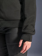 Alpinestars Stella Chrome V2 Sport Hoodie, noir, gros plan sur le poignet en bord-côte avec passage pour le pouce et l'ourlet de la taille en bord-côte, matériau polaire technique pour la conduite moto urbaine