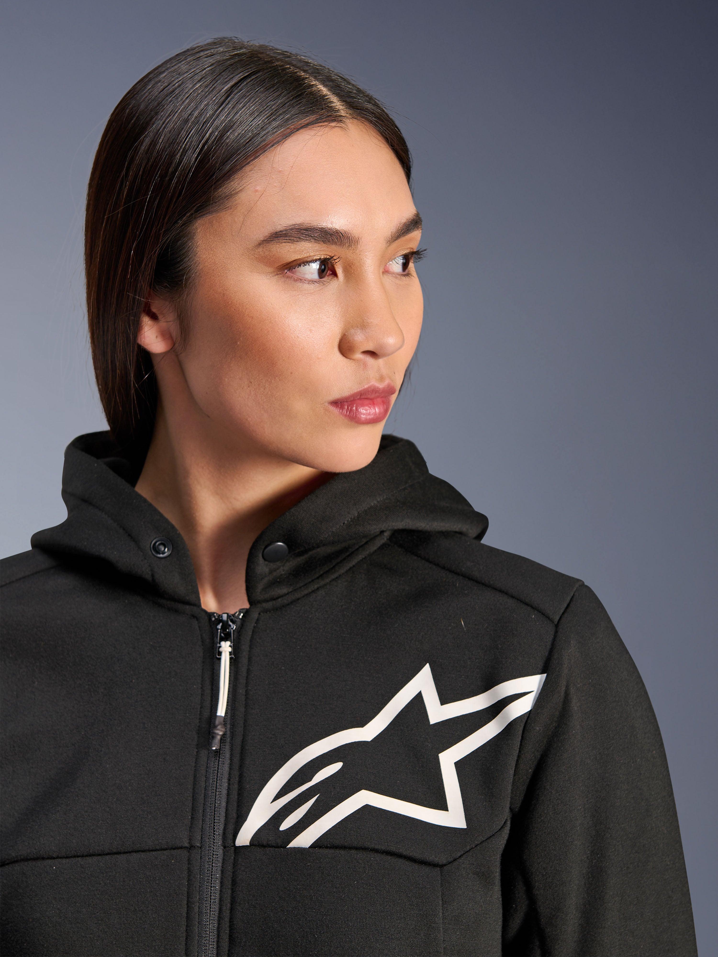 Sweat à capuche sport Alpinestars Stella Chrome V2, noir avec logo Astars blanc, sweat à capuche de moto pour femme, matériau en polaire technique, doté d'une fermeture éclair frontale et d'un col de capuche à bouton-pression, équipement de conduite urbaine décontracté